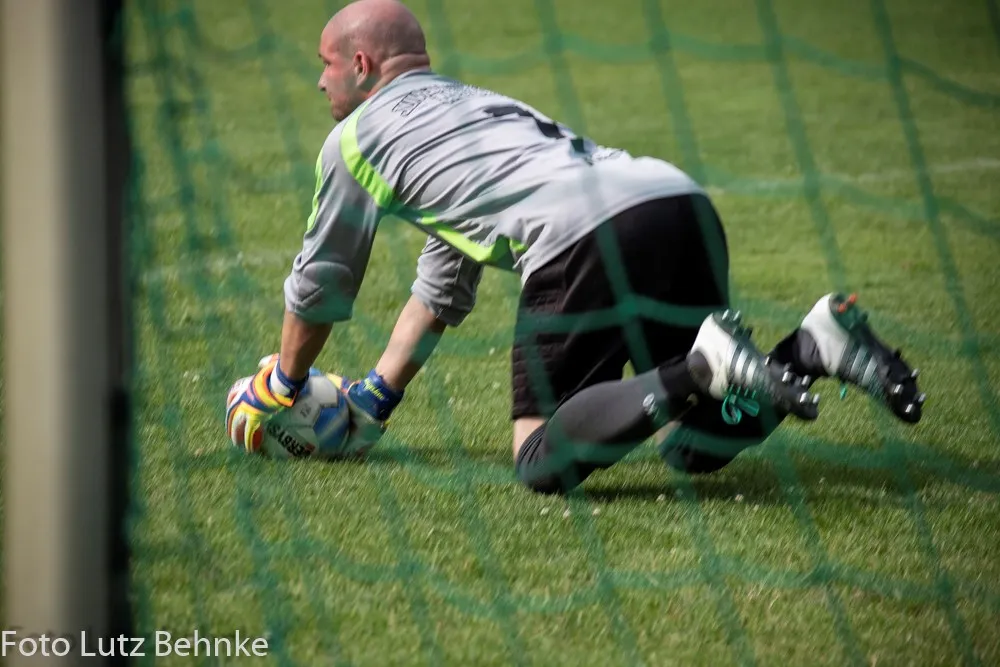 Mann fängt Fußball von Borkheide SV 1990 e. V.